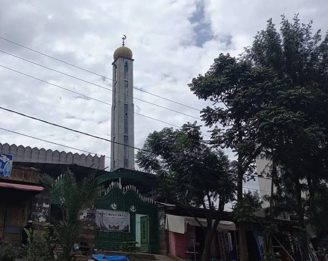 Aba Jifar Mosque minaret seen from the surrounding street