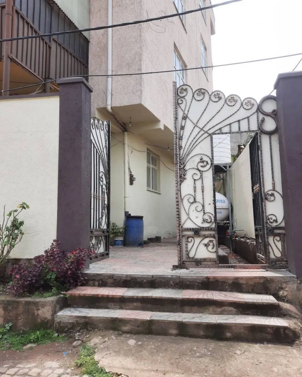 Entrance steps and gate at AbdeAllah Ibn Mesud Mesjid
