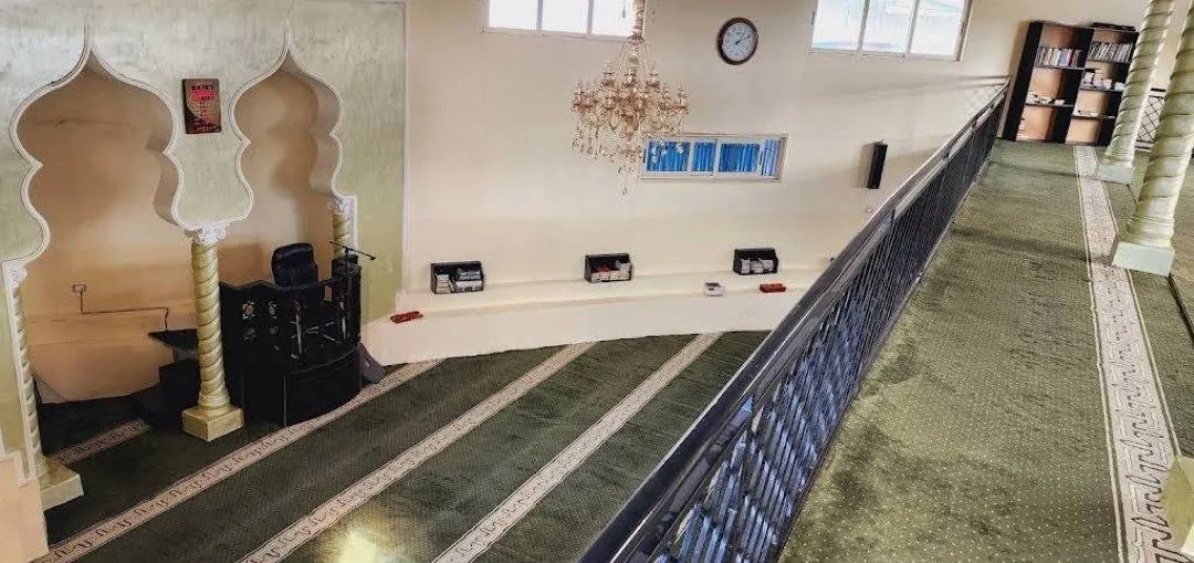 Prayer hall and mihrab at Alif Mesjid