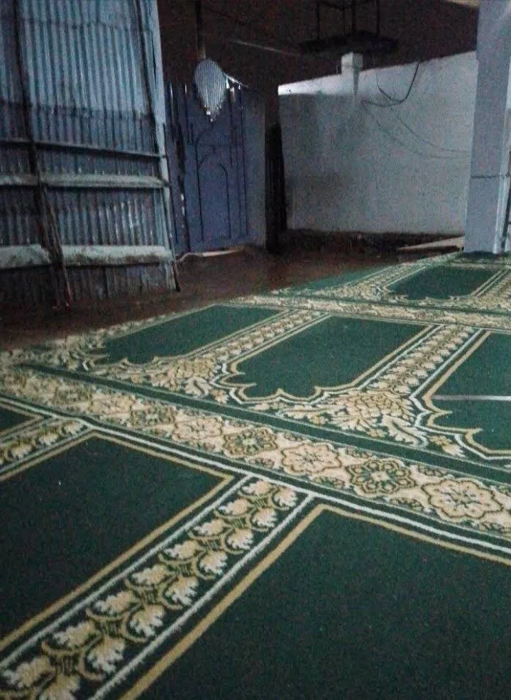 Carpeted prayer space at Badr Mosque in Kolfe