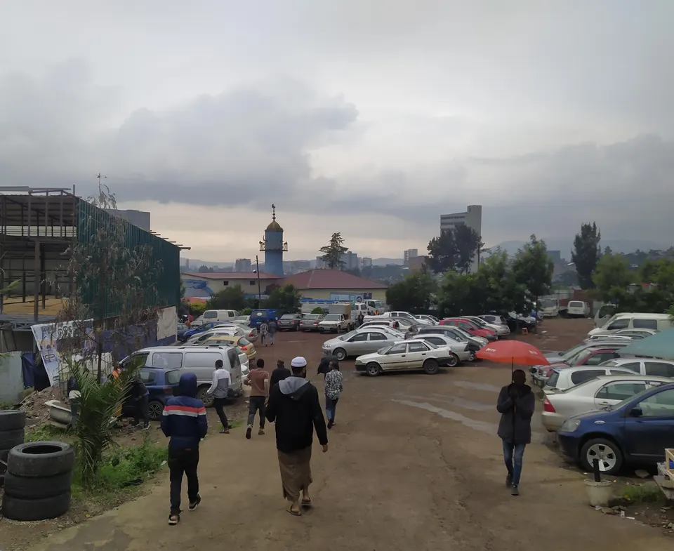 Silte Mesjid and its minaret seen across the surrounding neighborhood