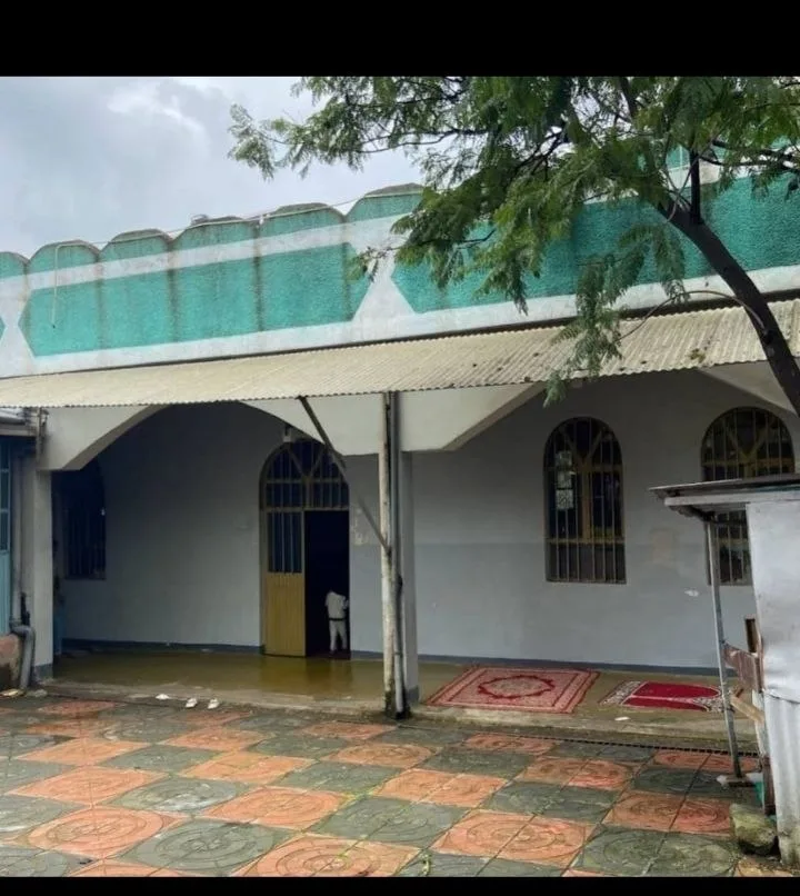 Entrance and courtyard of Sultan Alimerah Mosque